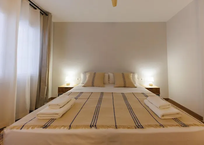 Bravissimo Figuerola, Spacious 3-Bedroom Apartment